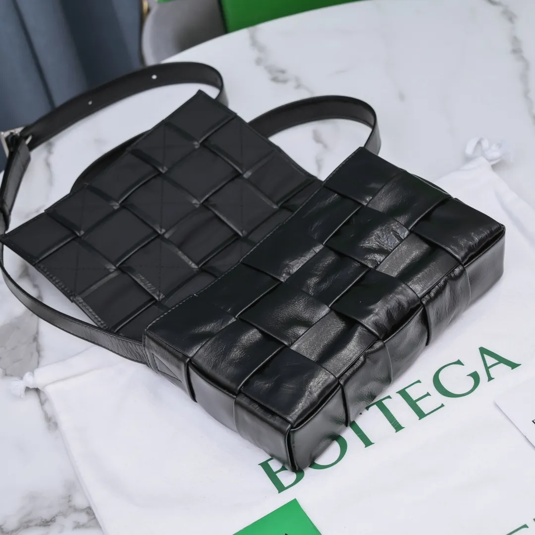 Batch 1460 𝒃𝒐𝒕𝒕𝒆𝒈𝒂 𝒗𝒆𝒏𝒆𝒕𝒂-New style 𝒄𝒂𝒔𝒔𝒆𝒕𝒕𝒆 The new cassette is really for both men and women 🉑️, the leather surface is changed from lamb to waxed calfskin, the gloss is 💯, the shoulder straps are matched with classic triangle elements, exquisite and fashionable, a street photography artifact (ps: super practical‼️) 🌈Only the highest-end in the market, welcome to compare Size: 23*15*5cm.     Model: 6687# oil wax leather